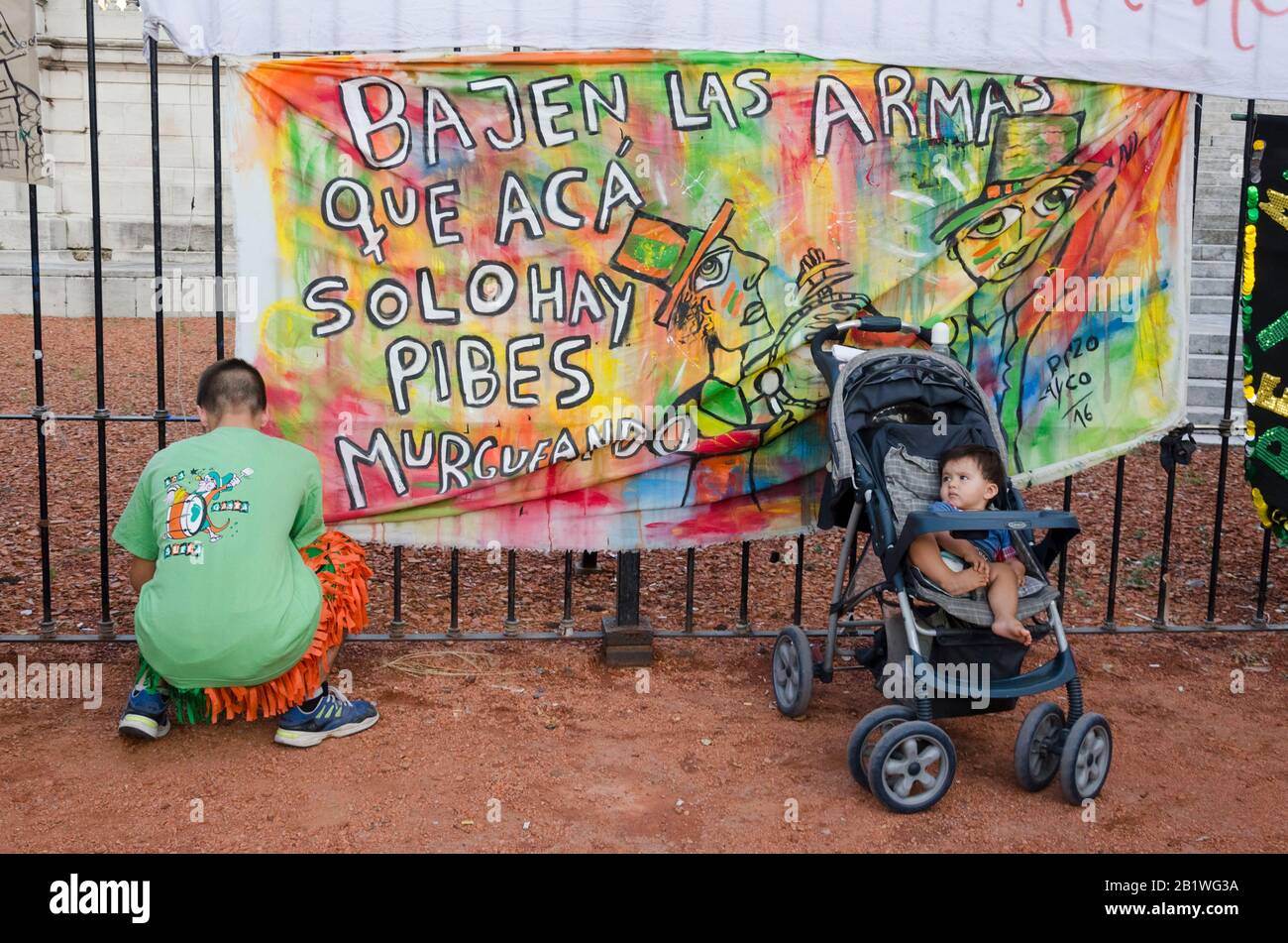 Capital Federal, Buenos Aires/Argentinien; 2. Februar 2016. Banner: Senken Sie Ihre Waffen, hier gibt es nur Kinder, die Musik machen und tanzen. Stockfoto