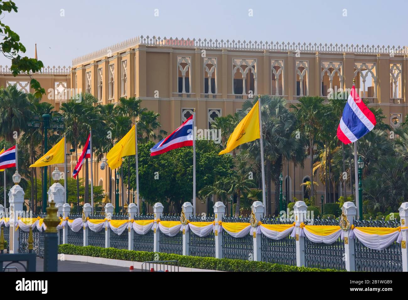 Nationale und königliche Flaggen Thailands flogen vor dem Regierungshaus von Thailand in Bangkok. Stockfoto