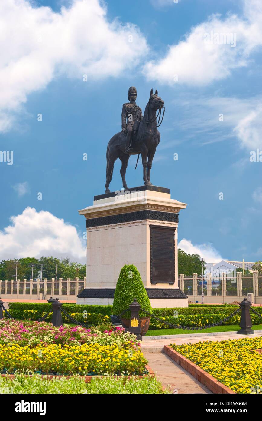 Reiterstandbild von König Rama V. am Dusit Palace Plaza in Bangkok, Thailand. Stockfoto