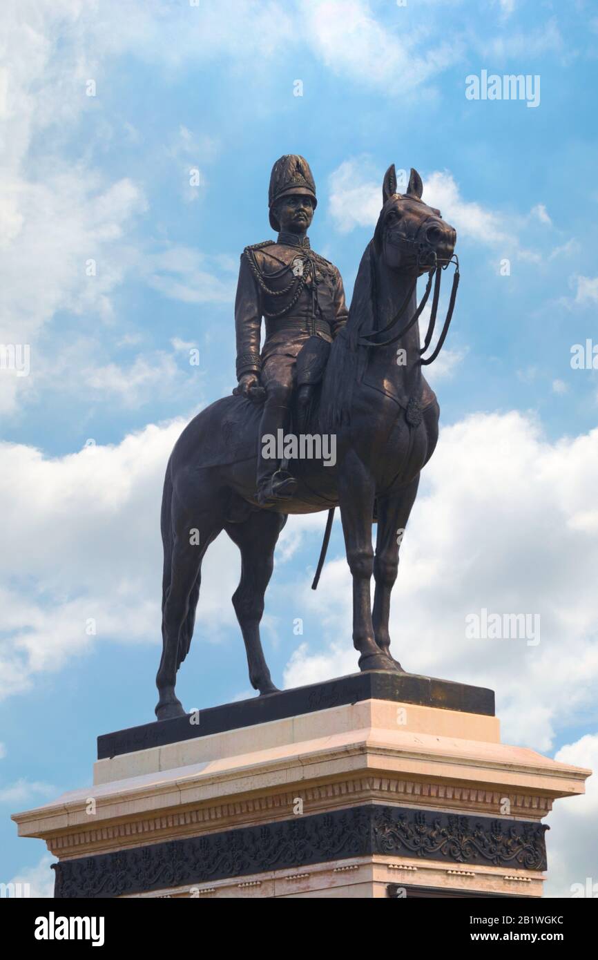 Reiterstandbild von König Rama V. am Dusit Palace Plaza in Bangkok, Thailand. Stockfoto