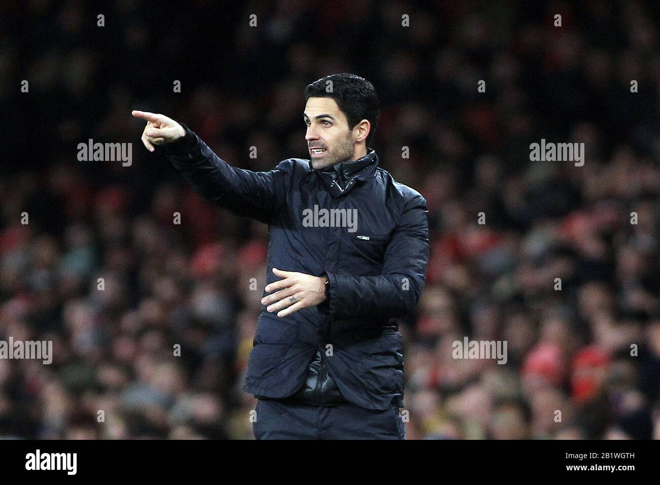 London, Großbritannien. Februar 2020. Arsenal-Cheftrainer Mikael Arteta zeigt und weist seine Spieler aus seinem technischen Bereich an. UEFA Europa League, Runde 32, Spiel der 2. Etappe, Arsenal gegen Olympiacos im Emirates Stadium in London am Donnerstag, 27. Februar 2020. Dieses Bild darf nur für redaktionelle Zwecke verwendet werden. Nur redaktionelle Nutzung, Lizenz für kommerzielle Nutzung erforderlich. Keine Verwendung bei Wetten, Spielen oder Einzelpublikationen für Vereine/Liga/Spieler. Pic von Steffan Bowen/Andrew Orchard Sportfotografie/Alamy Live News Credit: Andrew Orchard Sportfotografie/Alamy Live News Stockfoto