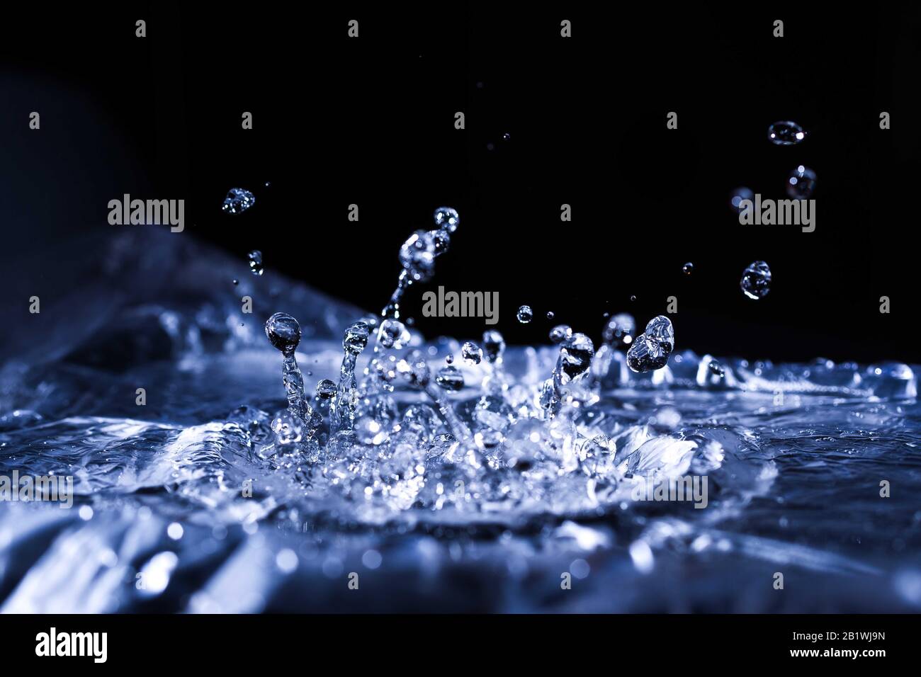 Wassertropfen spritzen auf der akustischen Membran. Viele Tropfen in der  Luft. Hohe Frequenz der Schallwellen. Wasserwolke kleine Tropfen.  Standzeitaufnahme Stockfotografie - Alamy