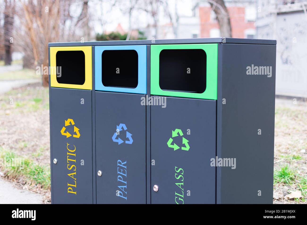 Moderne bunte Mülltonnen für separaten Müll im Freien. Lebensstile des Umweltbewusstseins. Stockfoto