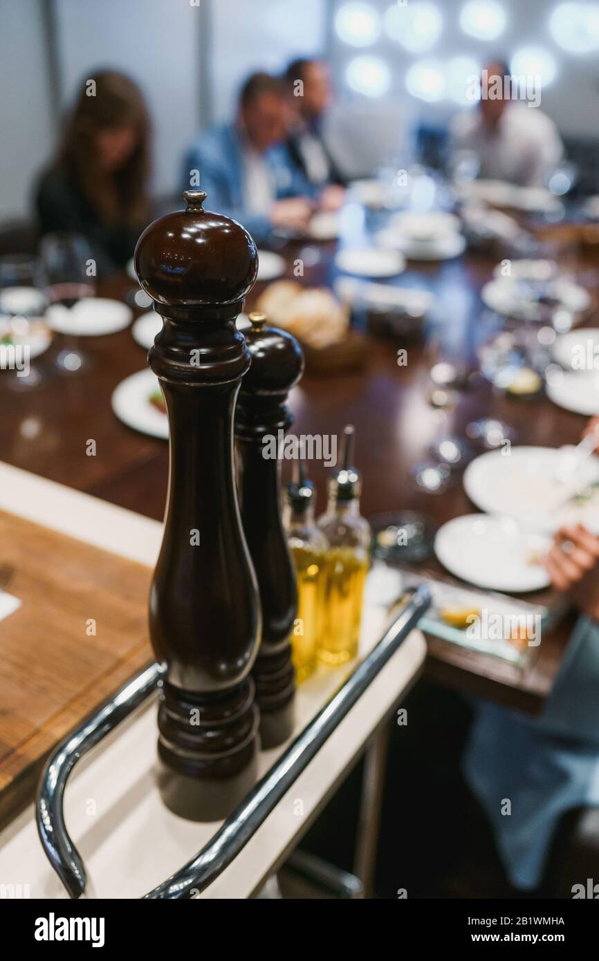 Pfeffermühlen und Flaschen Olivenöl Stockfoto