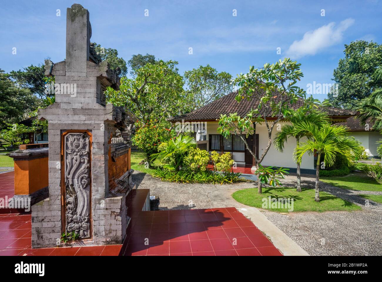 Skulpturen schmückten Landschaftsgärten des Ina Bali Beach Resort, Sanur, Bali, Indonesien Stockfoto