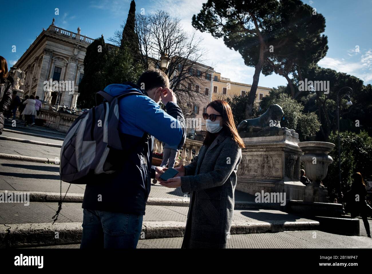 Rom, Italien. Februar 2020. ROM, ITALIEN - 27. FEBRUAR: Touristen tragen Schutzmasken, um sich vor Covid-19 Coronavirus zu schützen, im historischen Zentrum Roms, 27. Februar 2020 in Rom, Italien. Die Zahl der Fälle in Italien ist von 528 gestiegen, bis heute hat das Virus 14 Todesfälle im Land verursacht. : am 27. Februar 2020 in Rom, Italien (Foto von Andrea Ronchini/Pacific Press) Credit: Pacific Press Agency/Alamy Live News Stockfoto