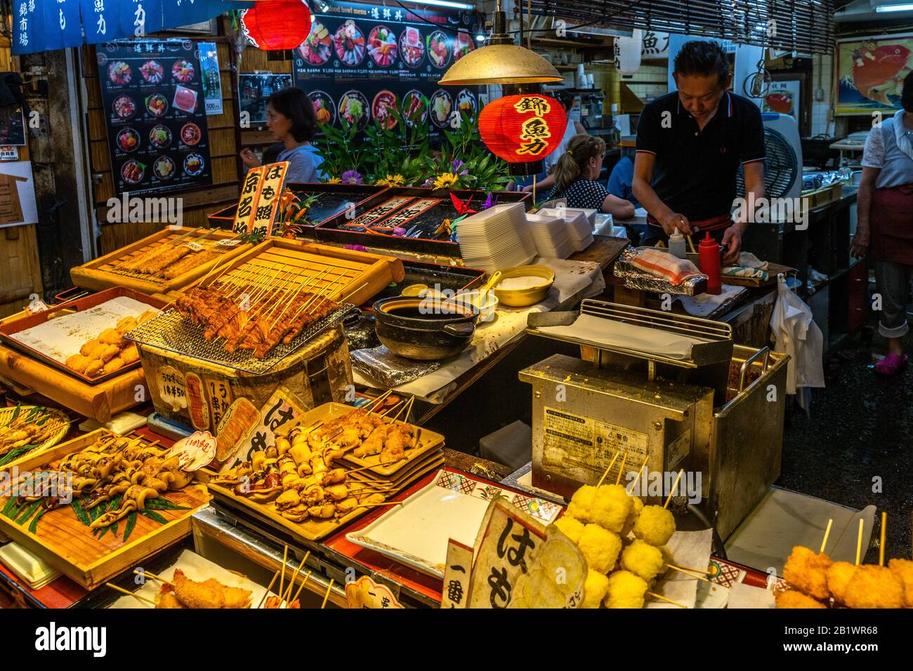 Kyoto, Japan, 18. August 2019 - Traditionelles Restaurant am Nishiki-Markt, dem berühmtesten Lebensmittelmarkt von Kyoto Stockfoto