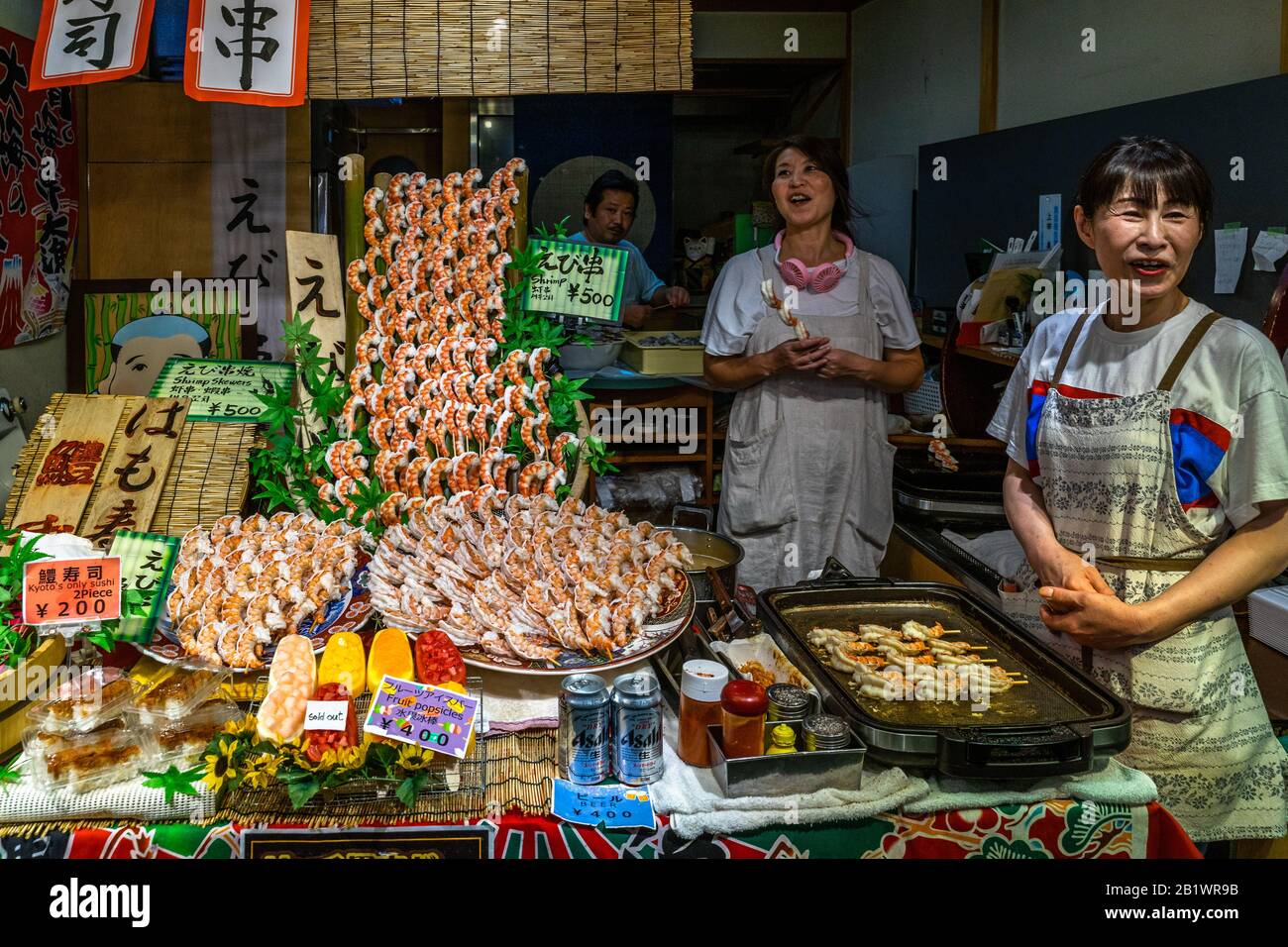 Kyoto, Japan, 18. August 2019 - EIN Restaurant, das sich auf Garnelenspieße auf dem Kyoto-Nishiki-Markt Spezialisiert hat Stockfoto
