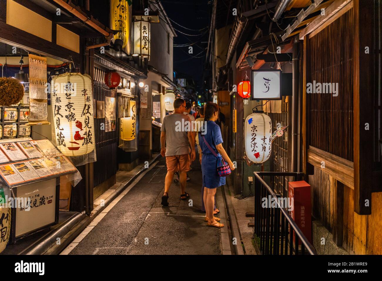 Kyoto, Japan, 18. August 2019 - Touristenspaziergänge in Pontocho, einem der stimmungsvollsten Restaurantbereiche von Kyoto mit traditionellen japanischen Restaurants Stockfoto