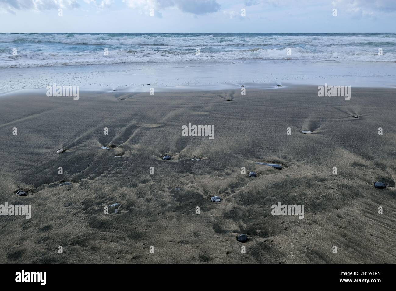 Durch Petroleum verunreinigte Ökosystemschäden am sandigen Meeresufer, Umweltverschmutzung cilento italien Stockfoto