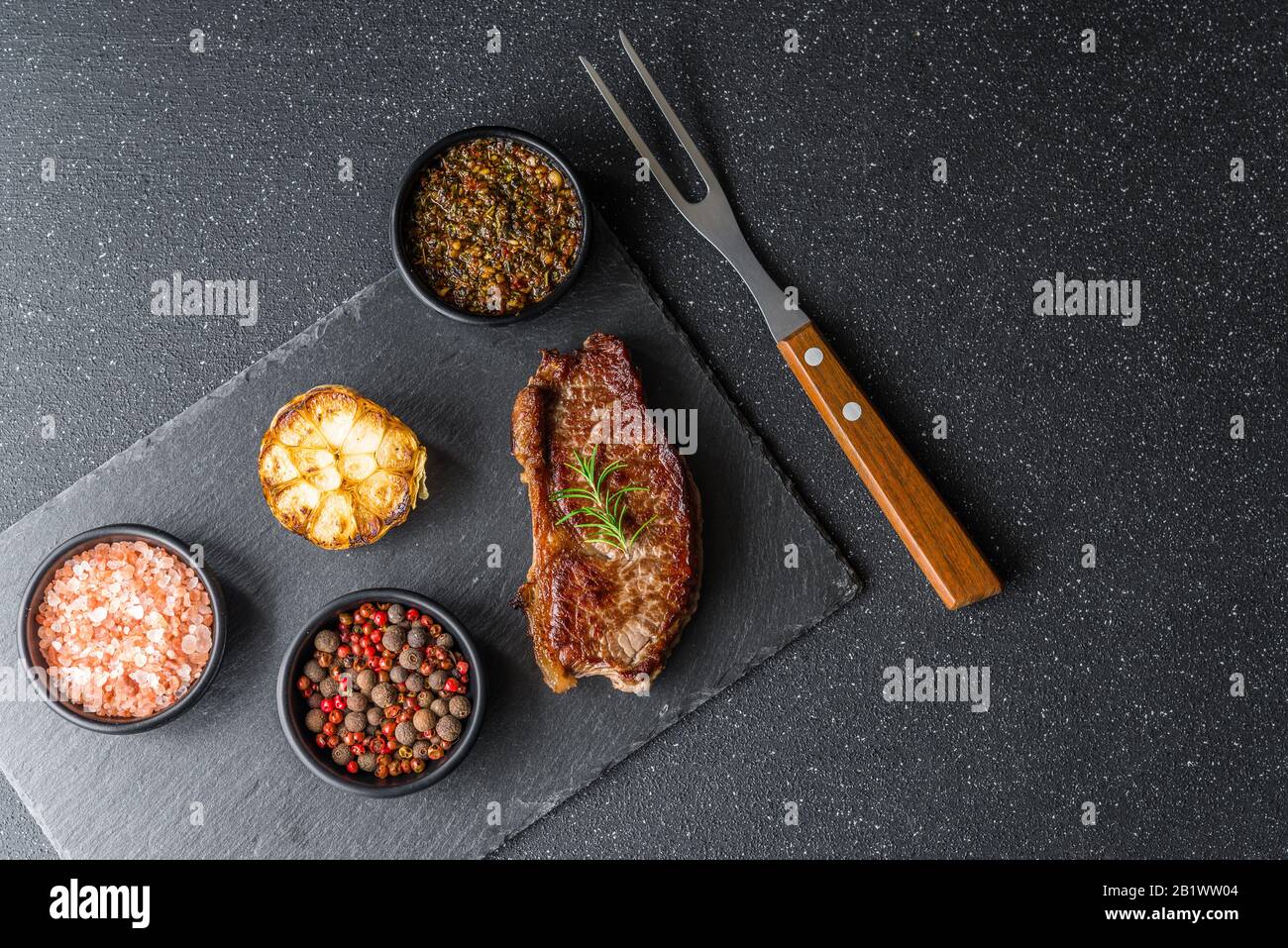 New york Streifen Rind Steak Fleisch mit Schimichurri Sauce. Stockfoto