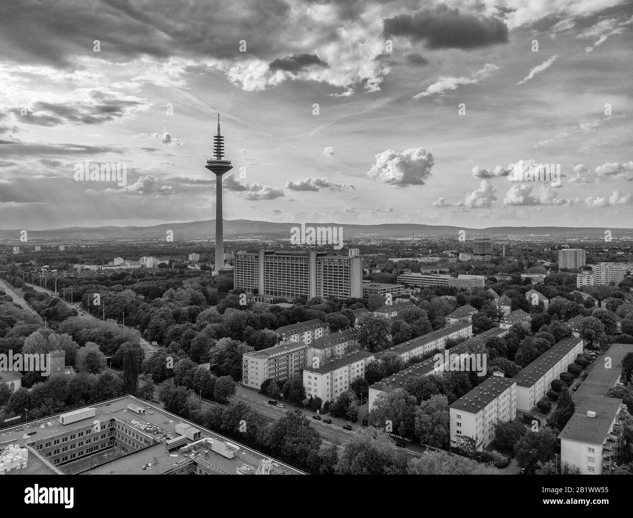 Foto mit einer Drohne aus großer Höhe des Fernmeldeturms, Europaturm genannt, und der Bundesbank in Frankfurt Stockfoto