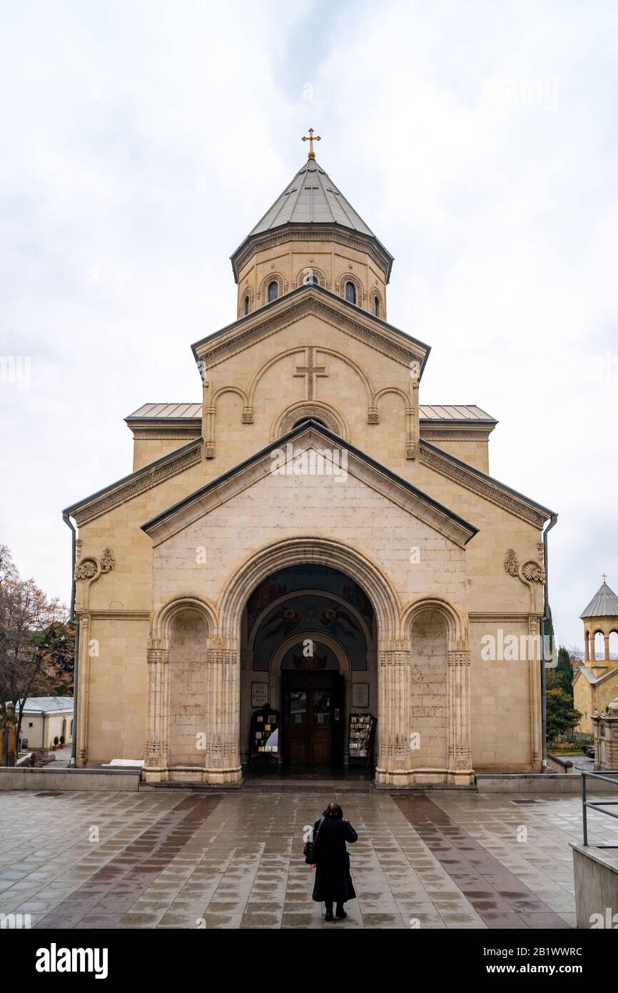 Blick auf die Kashveti-Kirche St. George an der Shota Rustaveli Avenue, Tiflis Stockfoto