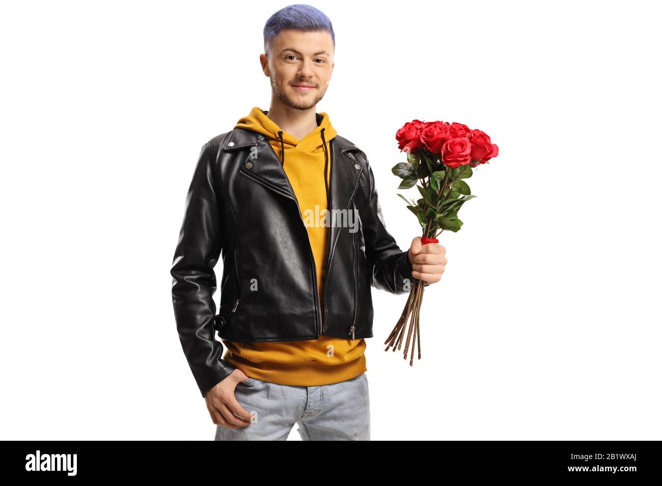 Kerl mit blauem Haar, das einen Haufen roter Rosen hält, die auf weißem Hintergrund isoliert sind Stockfoto