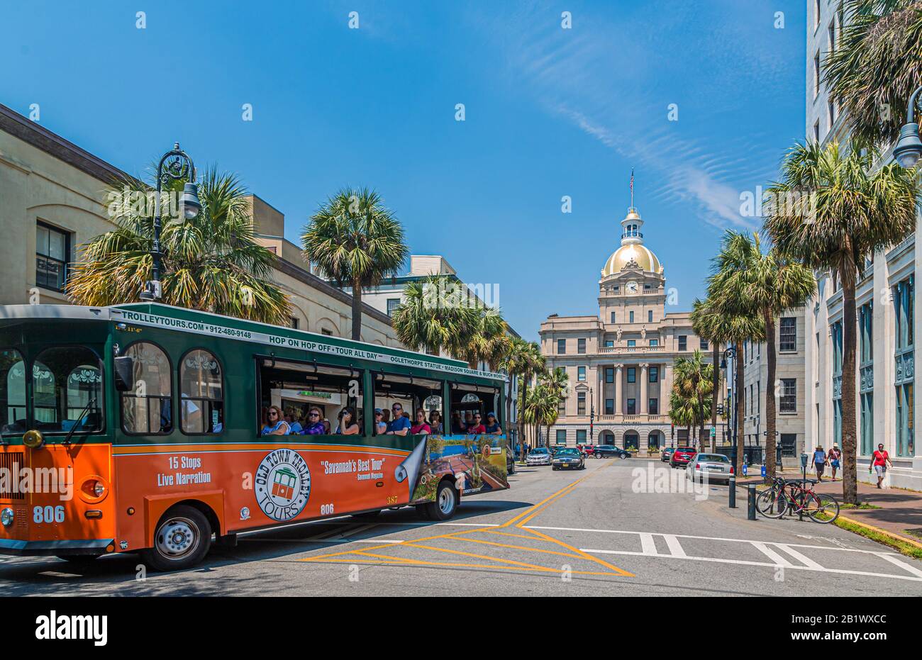 Savannah Tour Bus Verlässt Die City Hall Stockfoto