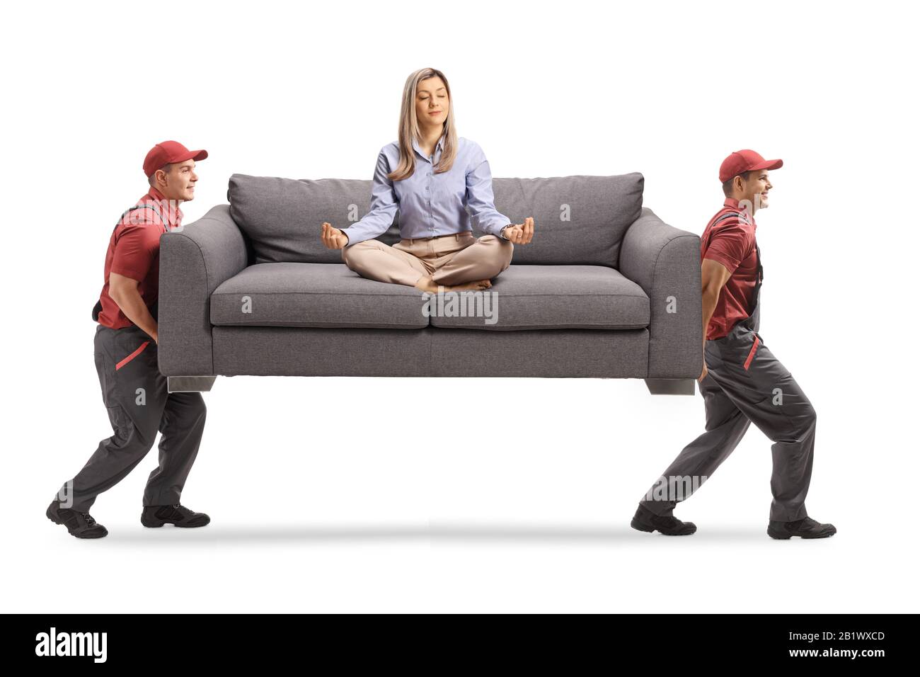 Junge Frau meditiert auf einem Sofa und zwei männliche Arbeiter, die das Sofa tragen, isoliert auf weißem Hintergrund Stockfoto