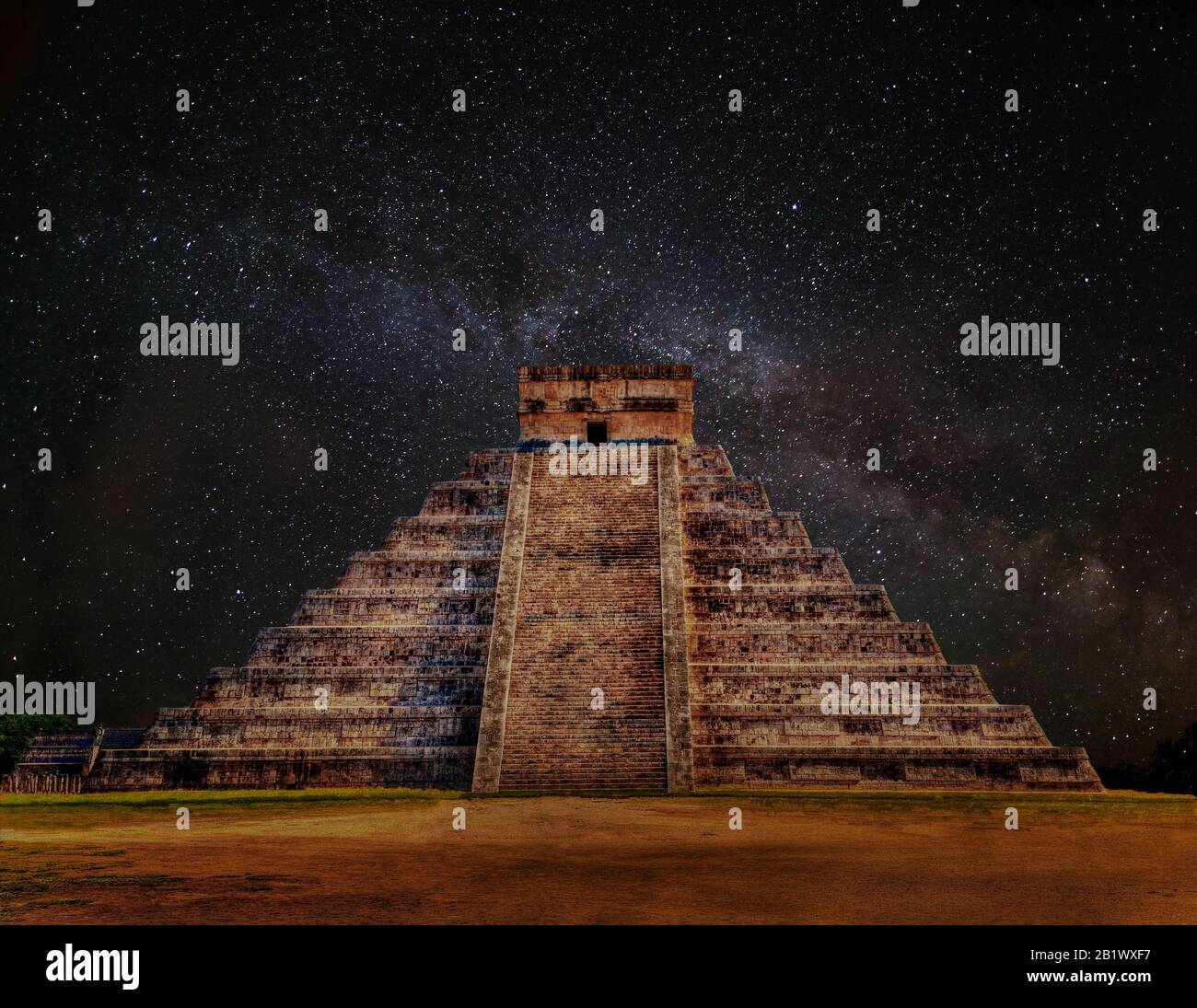 Maya-Pyramide von Kukulcan El Castillo in Chichen Itza, Mexiko bei Nacht mit Milchstraßengalaxie. Als Weltkulturerbe gehört es auch zu den neuen Sieben W. Stockfoto