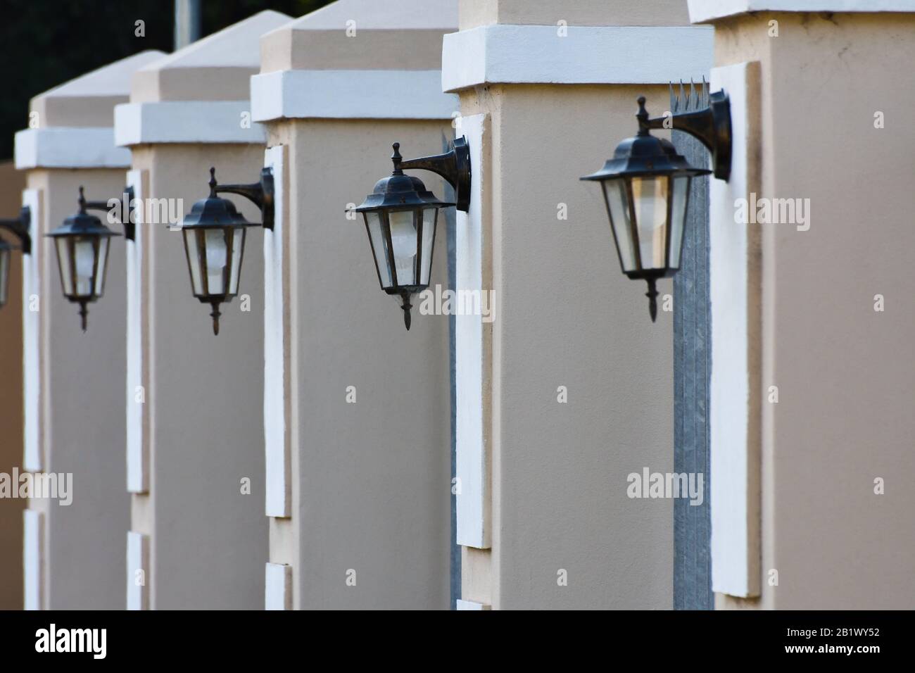 Wohnheim Perimeter Wand Mit Laternen Stockfoto