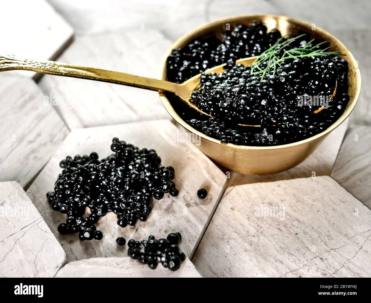 Frischer schwarzer Kaviar auf goldenem Löffel. Leckere Vorspeise. Stockfoto
