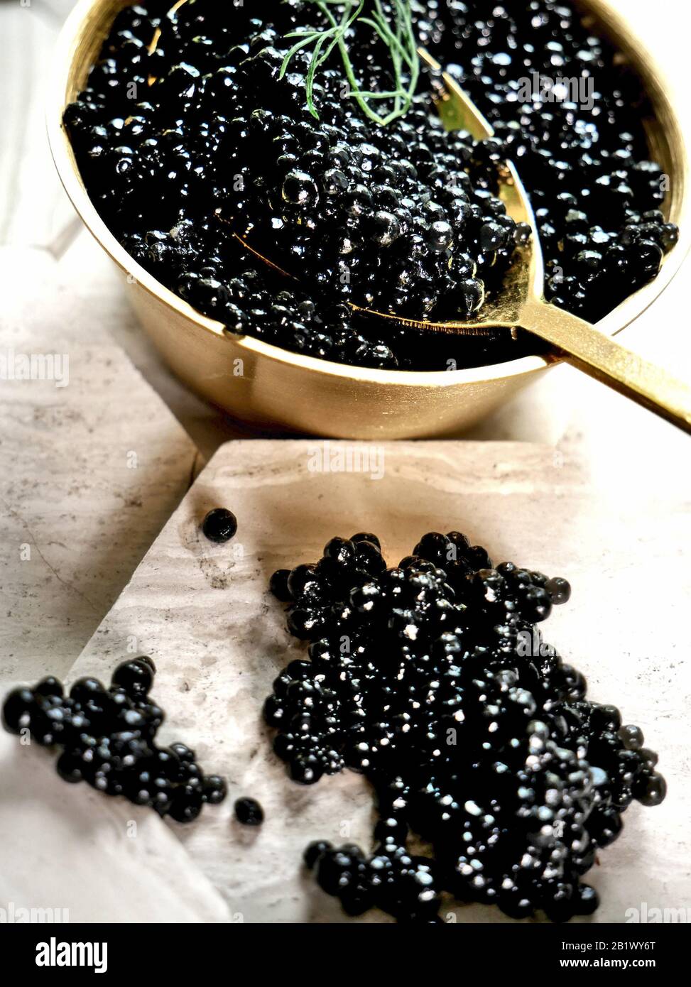 Frischer schwarzer Kaviar auf goldenem Löffel. Leckere Vorspeise. Stockfoto