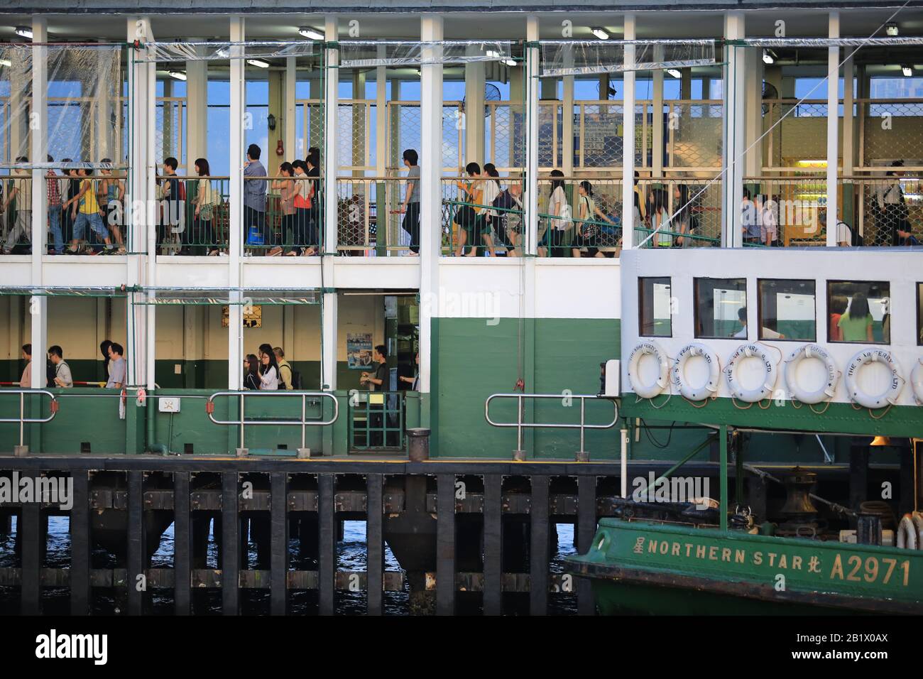 Hongkong - 20. JULI: Passagiere, die am 14. Juli 2013 in Hongkong auf der Fähre warten. Die wichtigsten Routen befördern Passagiere über den Victoria Harbour, einen Stockfoto