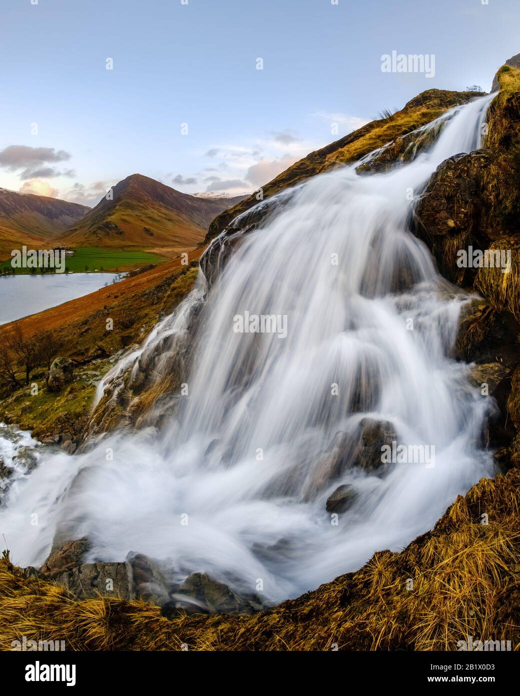 Comb Beck Wasserfall, Buttermere See & Fleetwith Pike im englischen Lake District. Stockfoto