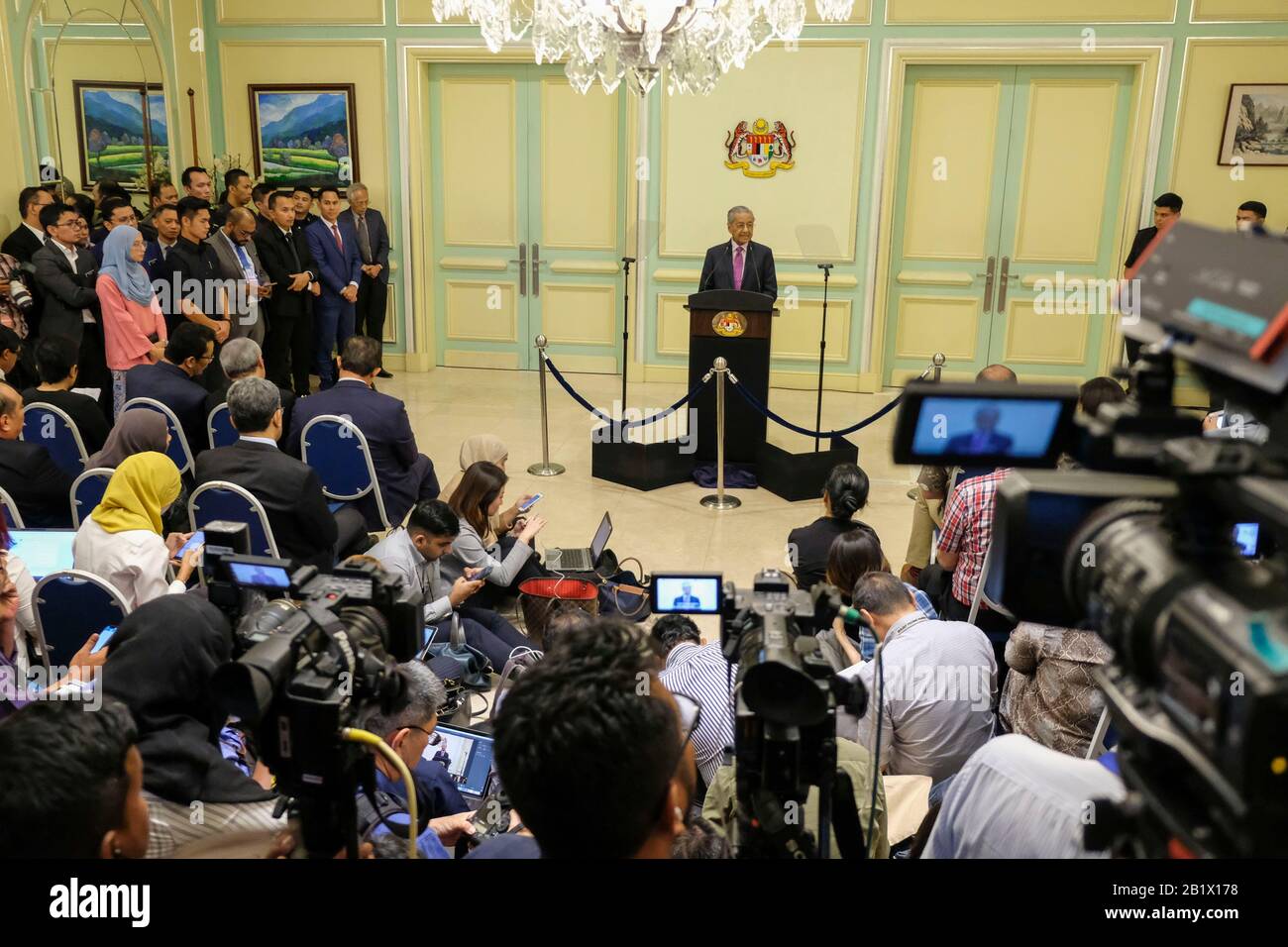 Medien, die als Tun Dr. Mahathir Mohamad angesehen werden, künden das Konjunkturpaket 2020 von Malaysia in Putrajaya.Malaysia hat Einnahmen von mehr als 20 Milliarden als Konjunkturpaket, um Bedenken hinsichtlich der Auswirkungen des Covid-19-Virus-Ausbruchs zu zerstreuen. Das Konjunkturpaket wird sich auf Tourismus, Investitionen und Konsum konzentrieren, um die Inlandreise anzukurbeln. Stockfoto