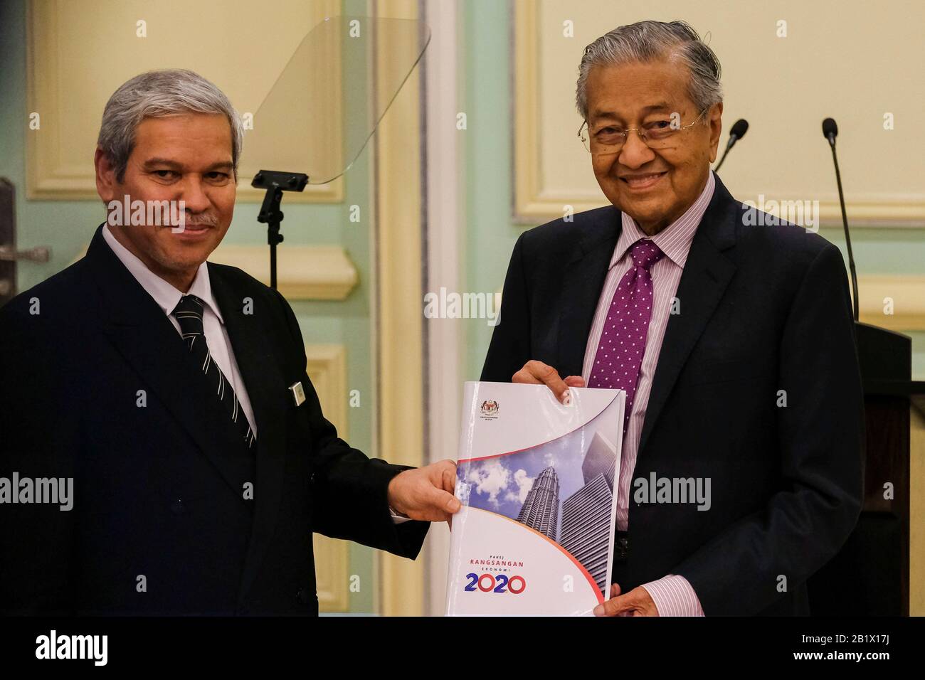 Malaysia Interims-Premierminister, Tun Dr. Mahathir Mohamad während der Zeremonie im Rahmen des Wirtschaftspakets 2020 in Malaysia in Putrajaya.Malaysia hat Einnahmen von mehr als 20 Milliarden als Konjunkturpaket, um Bedenken hinsichtlich der Auswirkungen des Covid-19-Virus-Ausbruchs zu zerstreuen. Das Konjunkturpaket wird sich auf Tourismus, Investitionen und Konsum konzentrieren, um die Inlandreise anzukurbeln. Stockfoto