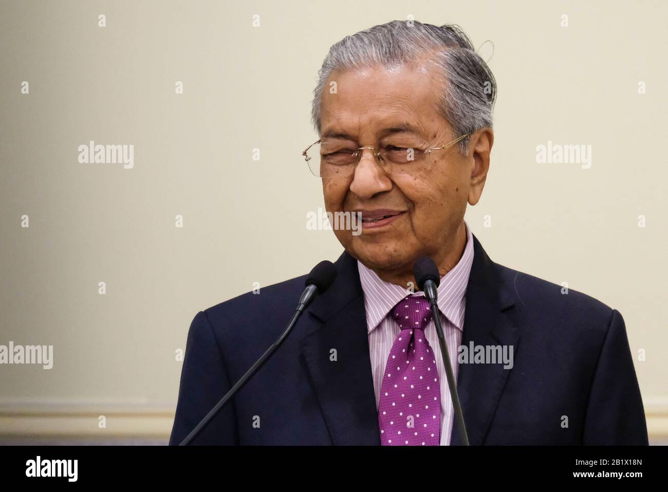 UN Dr. Mahathir Mohamad kündigte das Konjunkturpaket 2020 in Malaysia während einer Zeremonie in Putrajaya an.Malaysia hat Einnahmen von über 20 Milliarden als Konjunkturpaket, um Bedenken hinsichtlich der Auswirkungen des Covid-19-Virus-Ausbruchs zu zerstreuen. Das Konjunkturpaket wird sich auf Tourismus, Investitionen und Konsum konzentrieren, um die Inlandreise anzukurbeln. Malaysia hat Einnahmen von mehr als 20 Milliarden als Konjunkturpaket, um Bedenken hinsichtlich der Auswirkungen des Covid-19-Virus-Ausbruchs zu zerstreuen. Das Konjunkturpaket wird sich auf den Tourismus, Investitionen und Konsum konzentrieren, die darauf abzielen Stockfoto