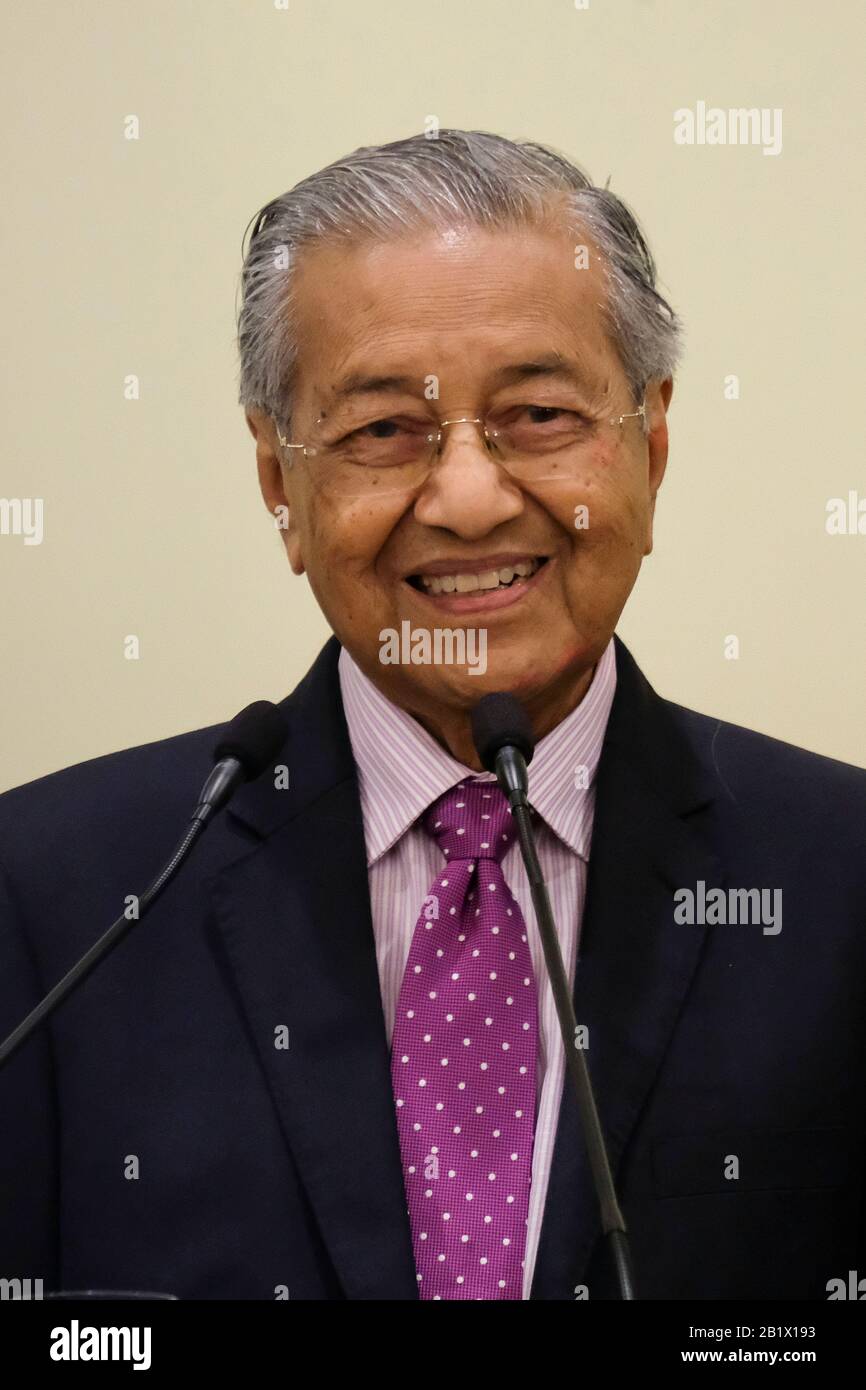 UN Dr. Mahathir Mohamad kündigte das Konjunkturpaket 2020 in Malaysia während einer Zeremonie in Putrajaya an.Malaysia hat Einnahmen von über 20 Milliarden als Konjunkturpaket, um Bedenken hinsichtlich der Auswirkungen des Covid-19-Virus-Ausbruchs zu zerstreuen. Das Konjunkturpaket wird sich auf Tourismus, Investitionen und Konsum konzentrieren, um die Inlandreise anzukurbeln. Malaysia hat Einnahmen von mehr als 20 Milliarden als Konjunkturpaket, um Bedenken hinsichtlich der Auswirkungen des Covid-19-Virus-Ausbruchs zu zerstreuen. Das Konjunkturpaket wird sich auf den Tourismus, Investitionen und Konsum konzentrieren, die darauf abzielen Stockfoto