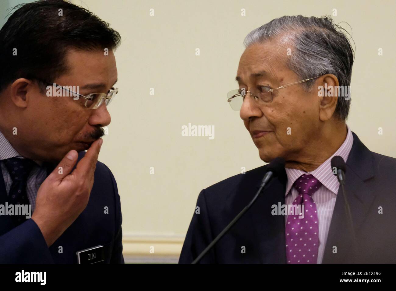 Interims-Premierminister Tun Dr. Mahathir Mohamad hat mit dem malaysischen Chefsekretär Mohd Zuki Ali während der Zeremonie zur Konjunkturbelebung 2020 in Malaysia in Putrajaya gesehen.Malaysia hat Einnahmen von mehr als 20 Milliarden als Konjunkturpaket, um Bedenken hinsichtlich der Auswirkungen des Covid-19-Virus-Ausbruchs zu zerstreuen. Das Konjunkturpaket wird sich auf Tourismus, Investitionen und Konsum konzentrieren, um die Inlandreise anzukurbeln. Stockfoto