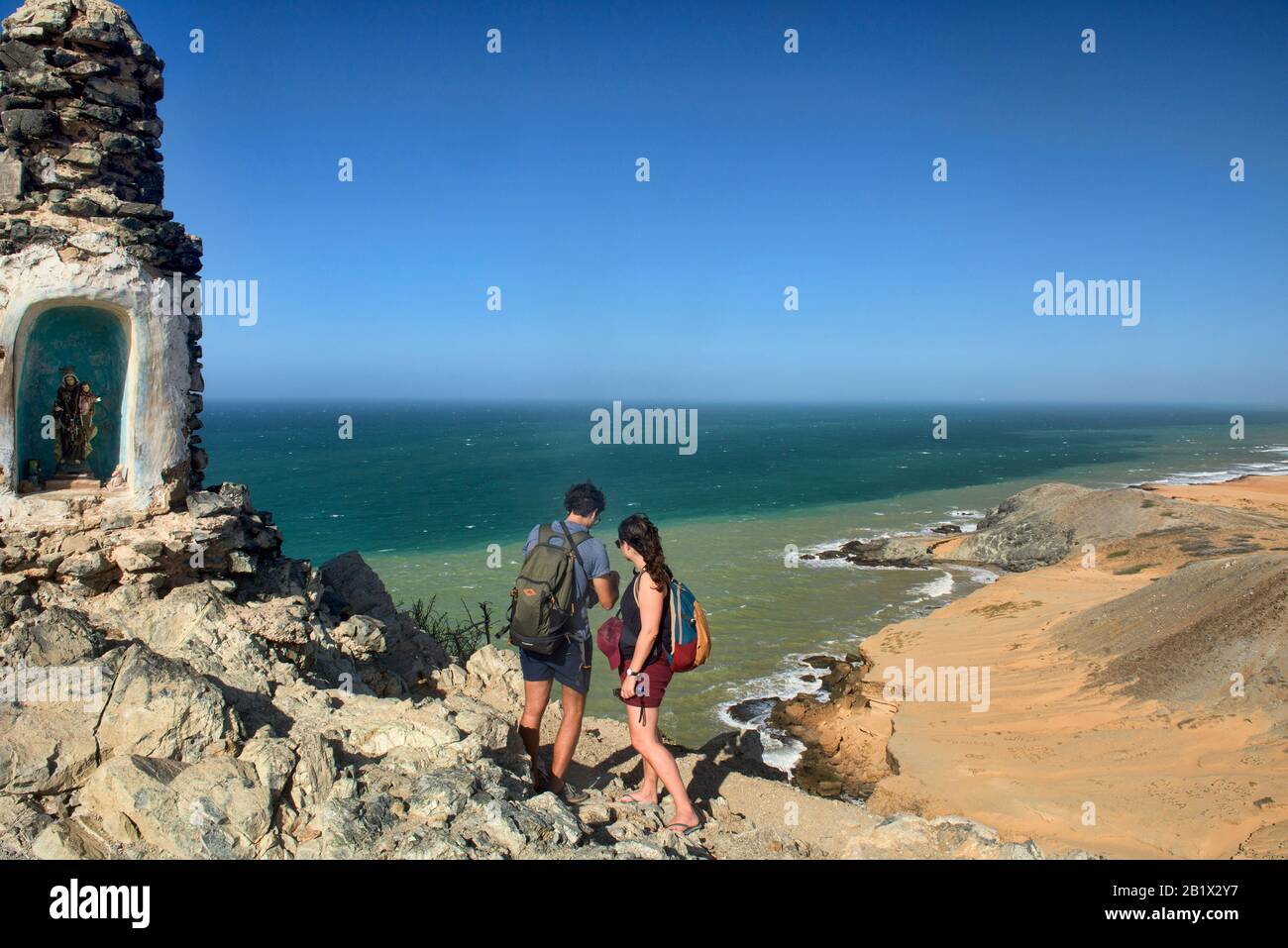 Blick auf die Karibik und die Wüste von Cerro Pilón de Azúcar, Cabo de la Vela, Guajira-Halbinsel, Kolumbien Stockfoto