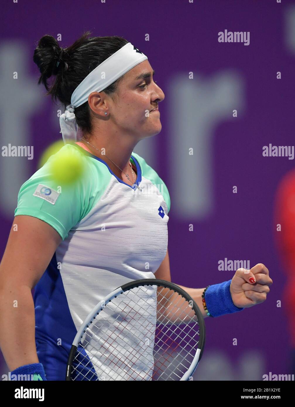 (200228) -- DOHA, 28. Feb. 2020 (Xinhua) -- Ons Jabeur aus Tunisien reagiert während des Dameneinzel Viertelfinalspiels gegen Petra Kvitova aus Tschechien bei den WTA Katar Open 2020 in Doha, Katar, 27. Februar 2020. Stockfoto