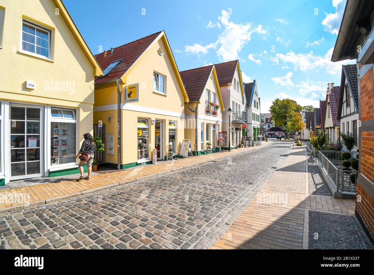 Typische historische malerische Straße mit Geschäften und Häusern im historischen Fischerdorf Warnemunde Rostock-Deutschland an der Ostseeküste. Stockfoto