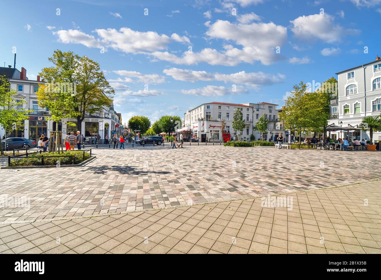 Touristen und Deutsche genießen einen sonnigen Tag auf dem touristischen Hauptplatz der Altstadt Warnemunde Rostock-Deutschland. Stockfoto