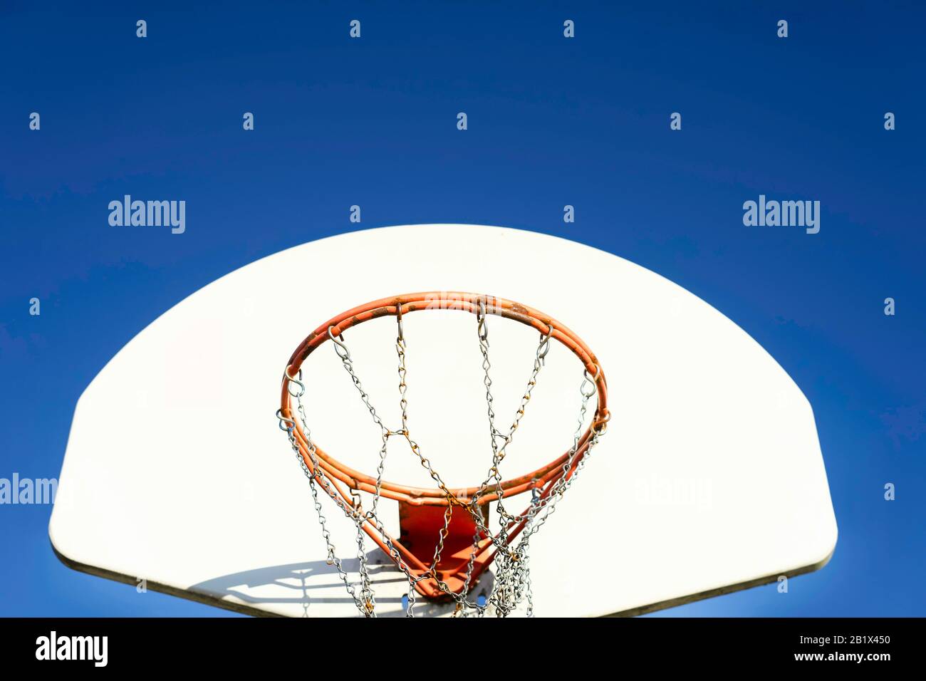 Die Pantone-Farbe des Jahres 2020, klassisch blau, ist an vielen Stellen zu finden, wenn man nur die Augen offen hält. Stockfoto