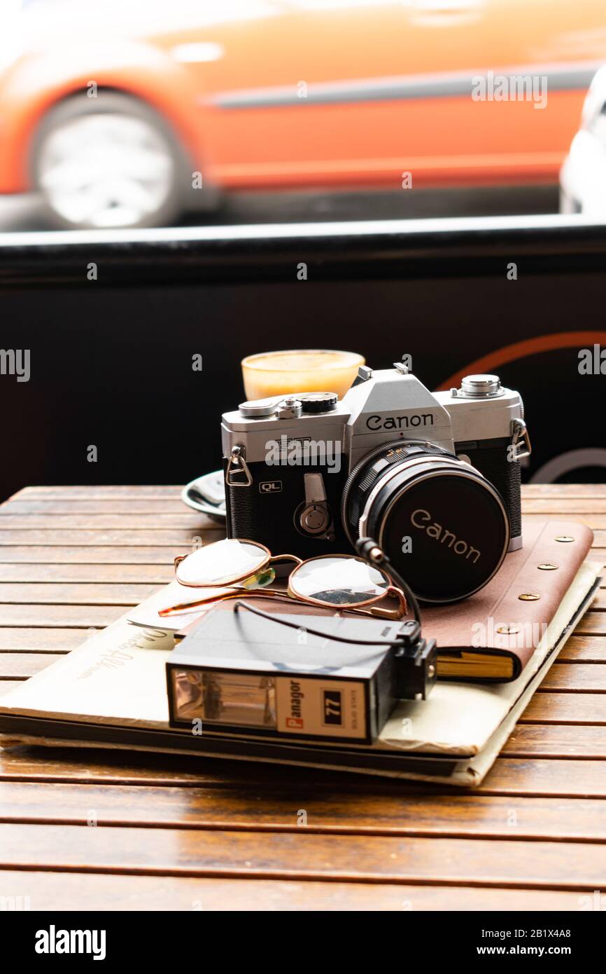 Retro-Kamera auf dem Tisch im Café Stockfoto