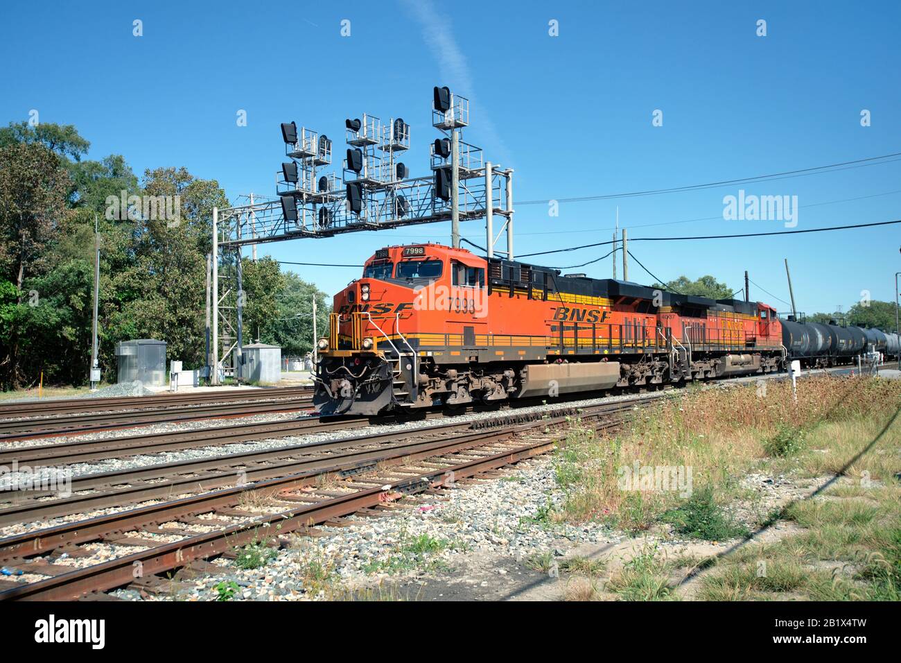 Dolton, Illinois, USA. Ein Burlington Northern Santa Fe Güterzug, der auf vielbefahrenen Mehrspurgleise durch den Chicagoer Vorort Dolton, Illin, fährt Stockfoto