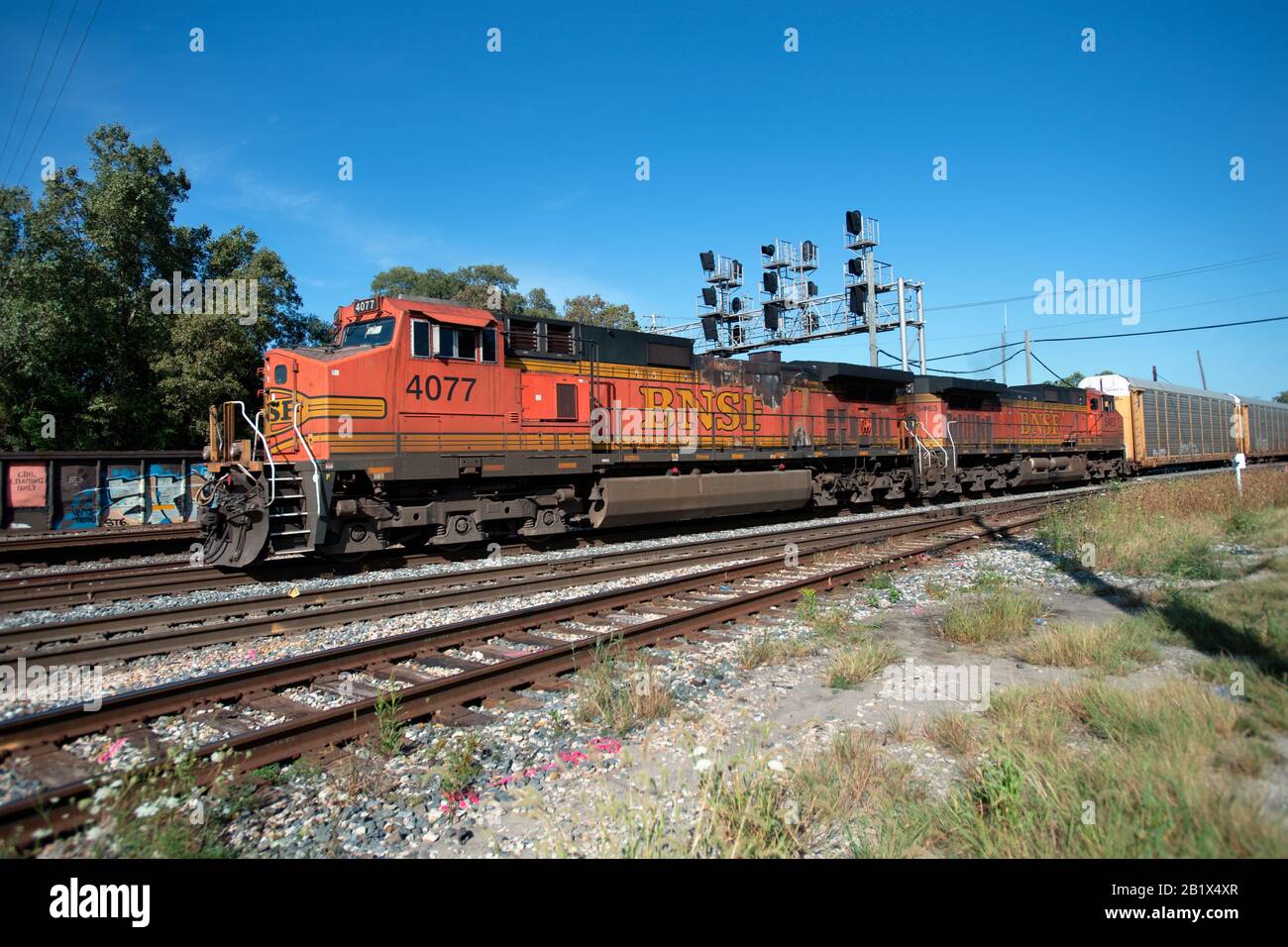 Dolton, Illinois, USA. Ein Burlington Northern Santa Fe Güterzug, der auf vielbefahrenen Mehrspurgleise durch den Chicagoer Vorort Dolton, Illinois, fährt. Stockfoto