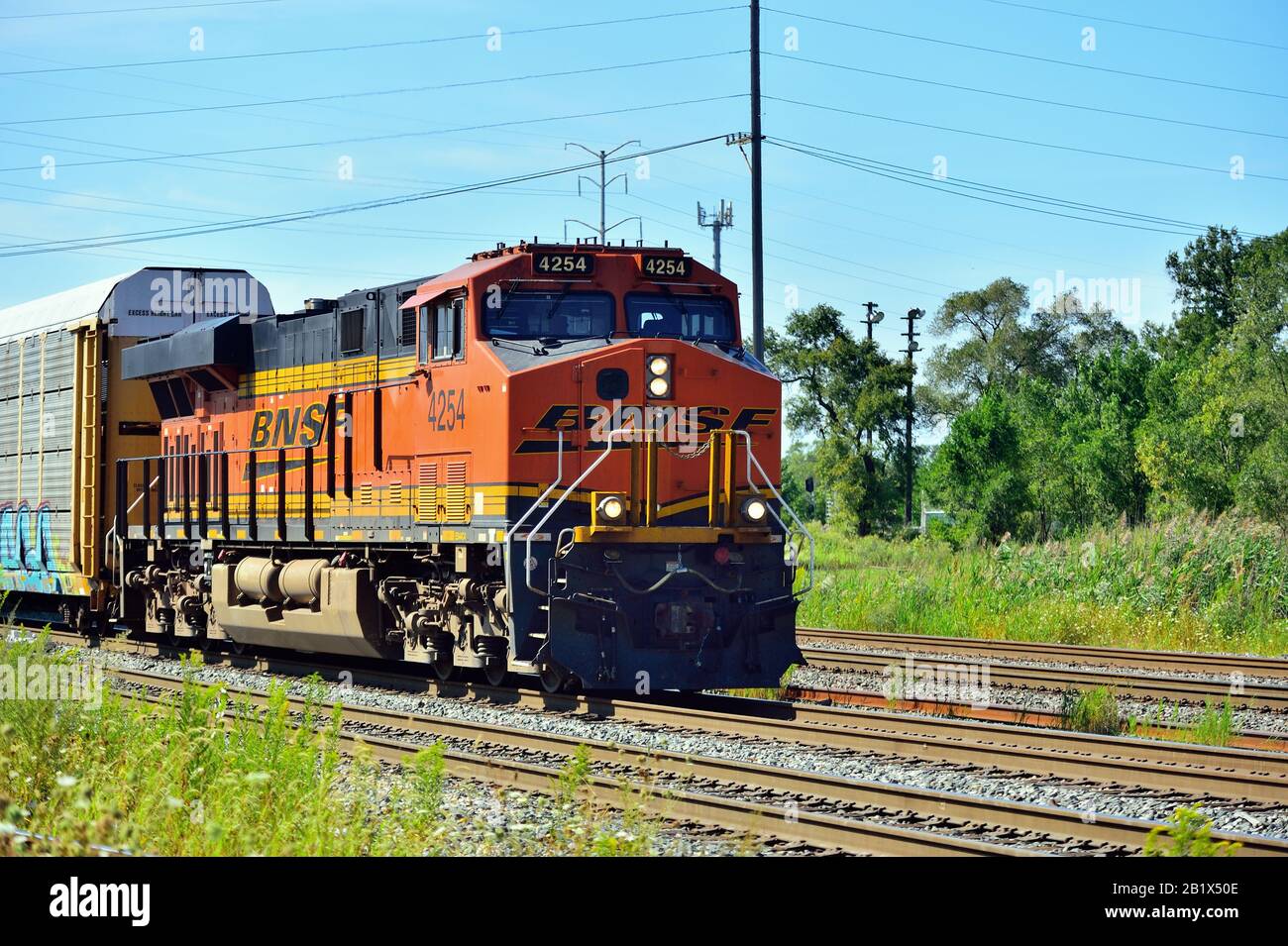Dolton, Illinois, USA. Ein Burlington Northern Santa Fe Auto-Rack-Güterzug, der sich auf einer vielspurigen Strecke bewegt. Stockfoto