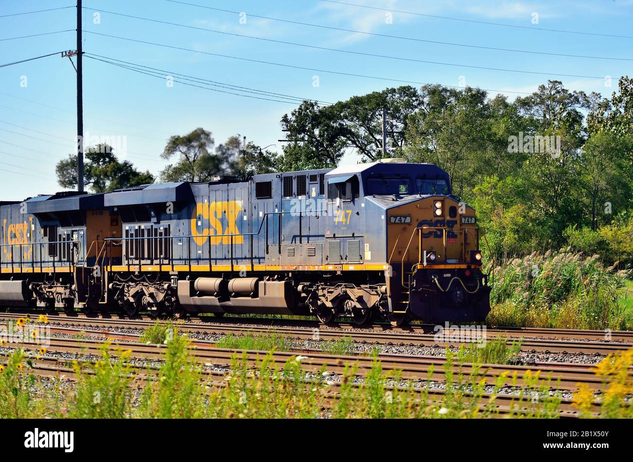 Dolton, Illinois, USA. Lokomotiven führen einen Güterzug der CSX (CSX Transportation), der auf einer vielspurigen Strecke durch die Chicagoer Vorstadt fährt. Stockfoto