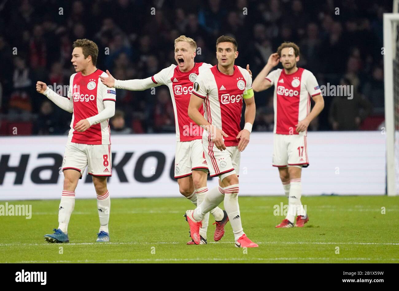 Donny van de Beek (Ajax) en Dusan Tadic (Ajax) na 2-1 während Der Uefa Europa League 2019/2020 AFC Ajax vs Getafe CF am 27. Februar 2020 in der Johan Cruijff Arena in Amsterdam, Niederlande Foto: SCS/Soenar Chamid/AFLO (HOLLAND OUT) Stockfoto