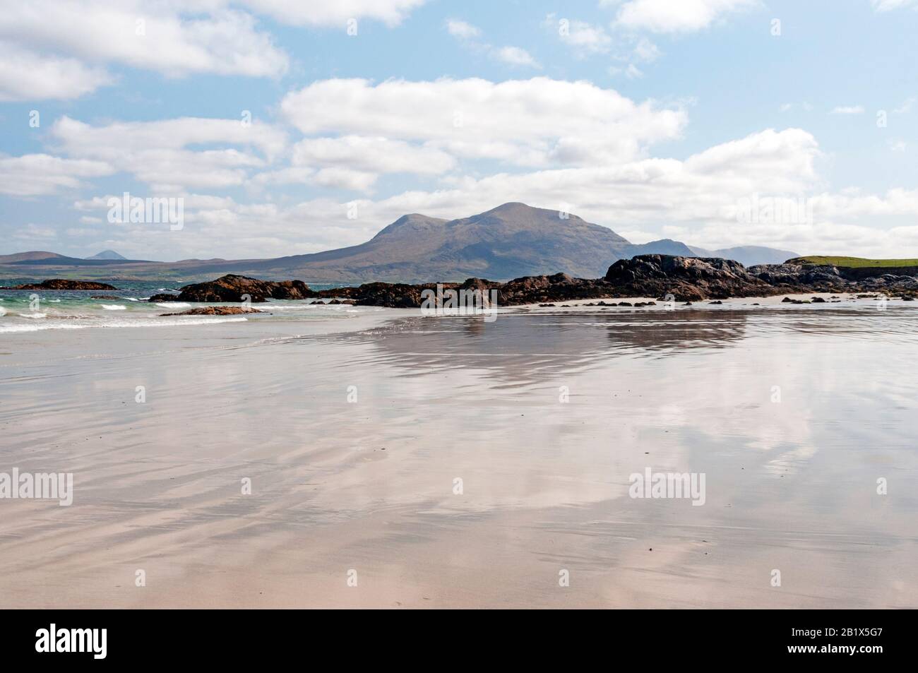 Whitestrand and Mountains, Renvyle Peninsula, County Galway, Irland Stockfoto