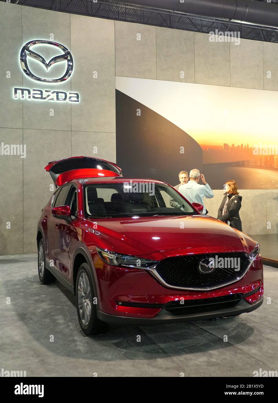 Philadelphia, Pennsylvania, USA - 9. Februar 2020 - EIN rot metallisches 2020 Mazda CX-5 Grand Touring SUV Stockfoto