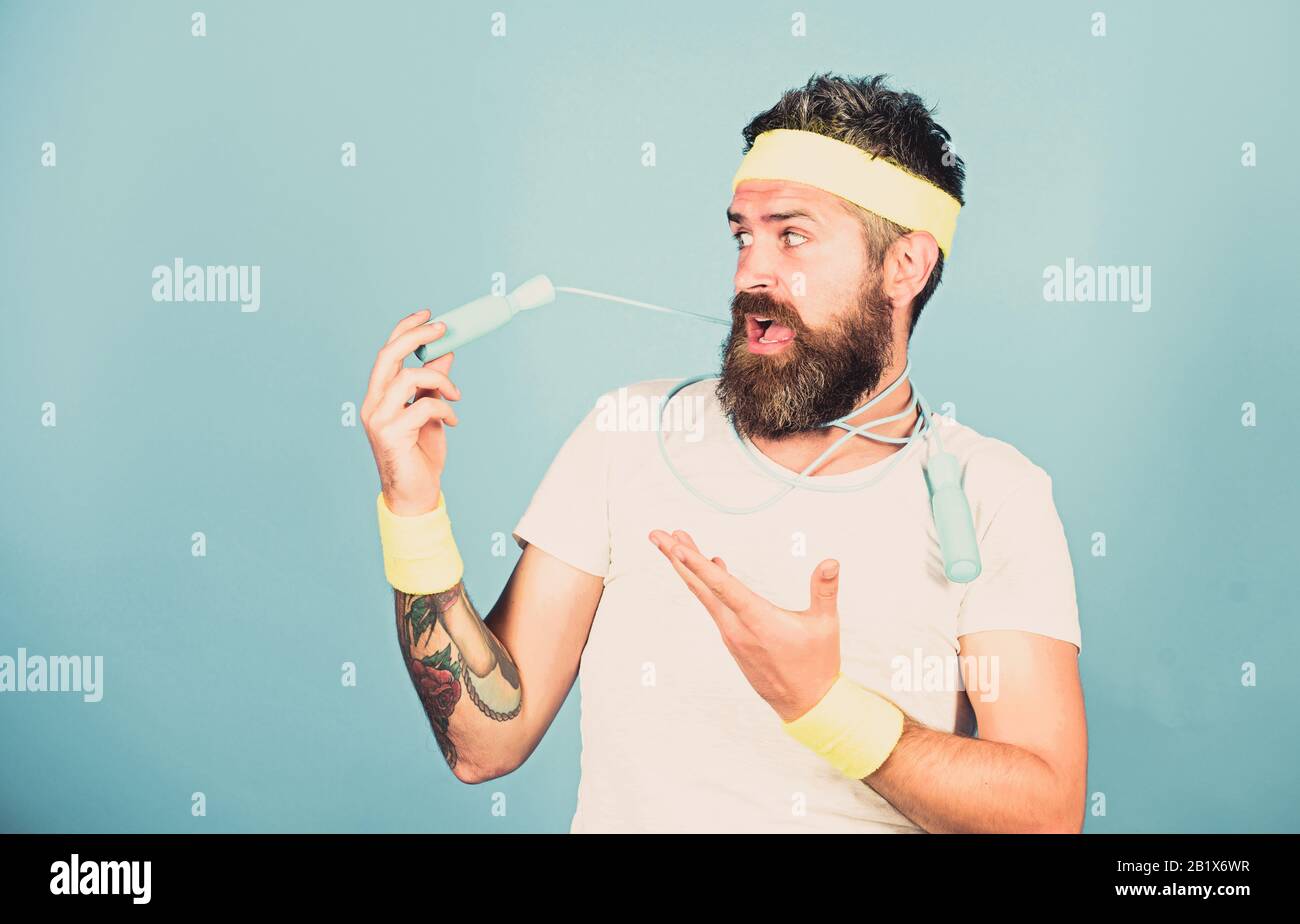 Blick auf den. führen die gesunden Lebensstil. Sport Shop Ausrüstung. im Sommer. Man bärtige Athlet halten Sie seilspringen. motivation Konzept. reife Sportler. Fitness Instructor üben in der Turnhalle. Stockfoto