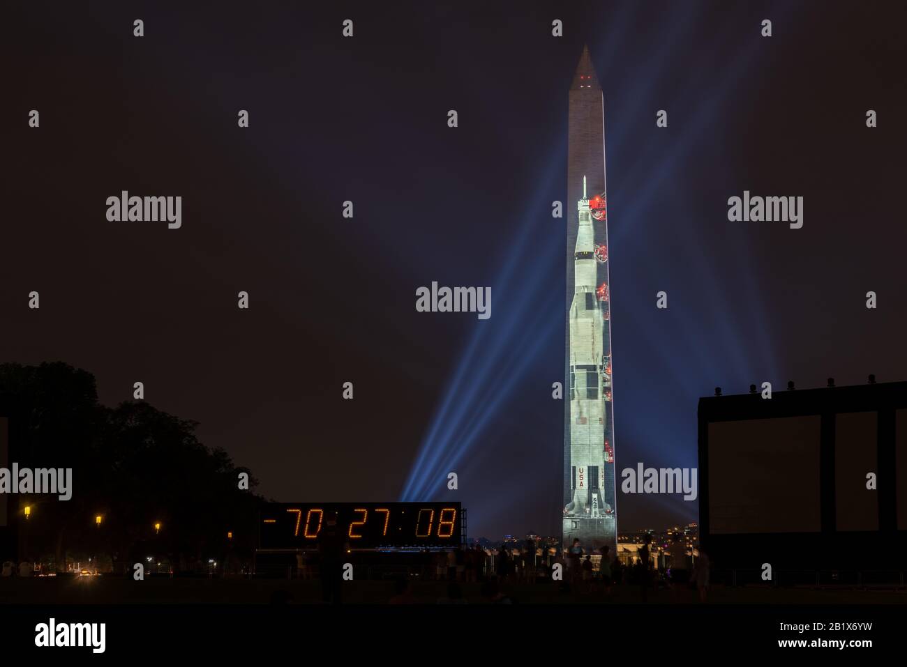 Washington DC, 16. Juli 2019: Apollo 50: Go for the Moon zeigt Projekte einer 363 Fuß großen Saturn V Rakete auf der östlichen Seite des Washington Monument. Das ist es Stockfoto