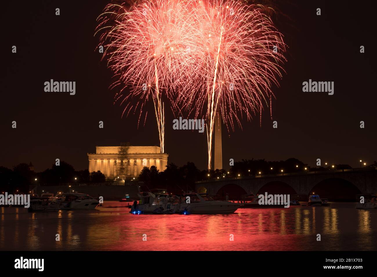 Washington DC 4. Juli 2018: Feuerwerk über dem Washington Monument und dem Lincoln Memorial am 4. Juli 2018. Reflexion von Feuerwerkskörpern, die im Potoma sichtbar sind Stockfoto