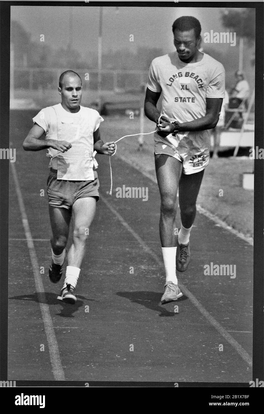 Sehender Läufer führt durch eine Schnur einen Läufer, der ist Blind, aber ein Sportler, der für ein Rennen mit einem trainiert Freund Stockfoto