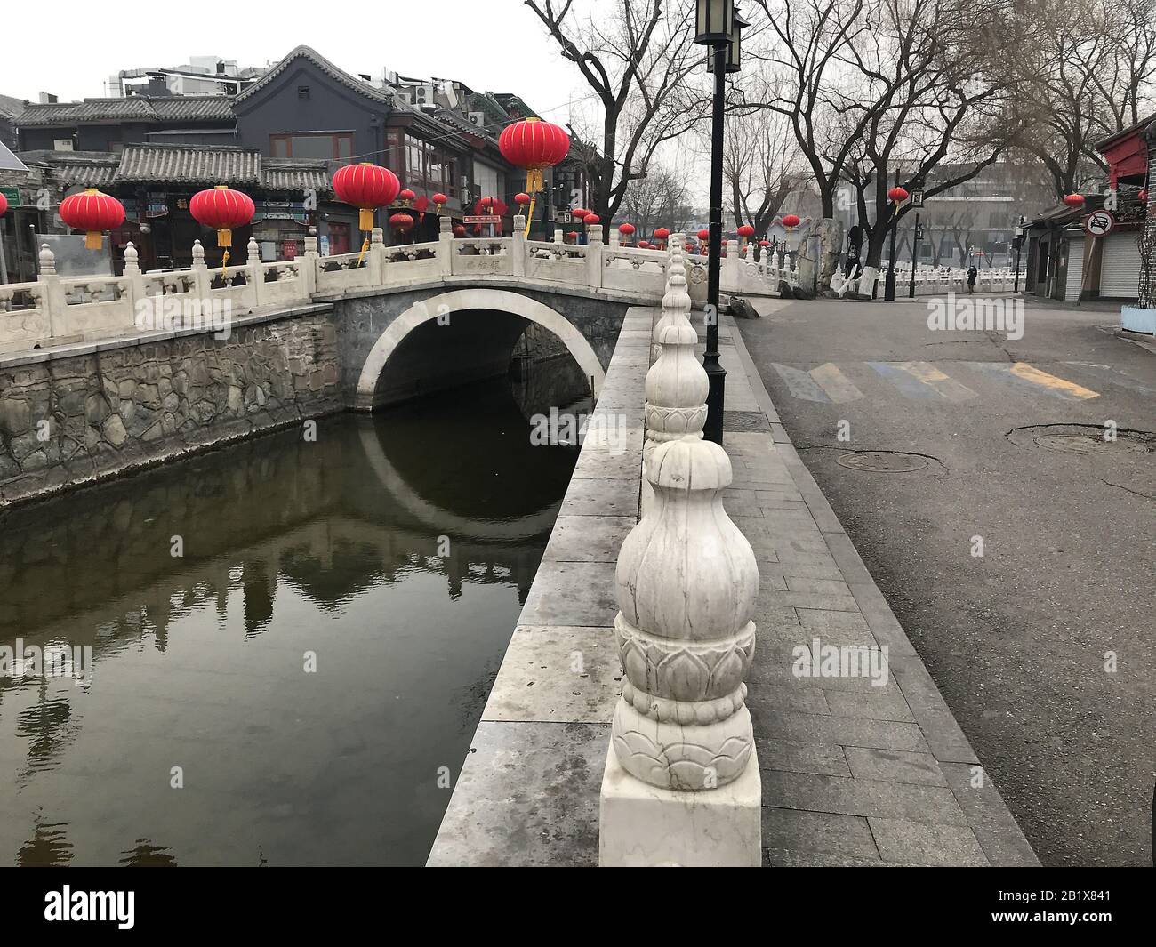 Peking, China. Februar 2020. Ein normalerweise geschäftiges Touristengebiet ist geschlossen, mit Ausnahme der Einwohner, da die Bedrohung durch das tödliche Coronavirus (Covid-19), das sich in Peking ausbreitet, am Donnerstag, 27. Februar 2020 andauert. Die Zahl der Todesopfer liegt bei mehr als 2.800 Menschen und hat mehr als 80, 00 Menschen in fast 50 Ländern infiziert. Der Ausbruch hat einen "bestimmten Punkt" erreicht und hat "Pandemiepotenzial", sagte der Leiter der Weltgesundheitsorganisation diese Woche. Foto von Stephen Shaver/UPI Credit: UPI/Alamy Live News Stockfoto