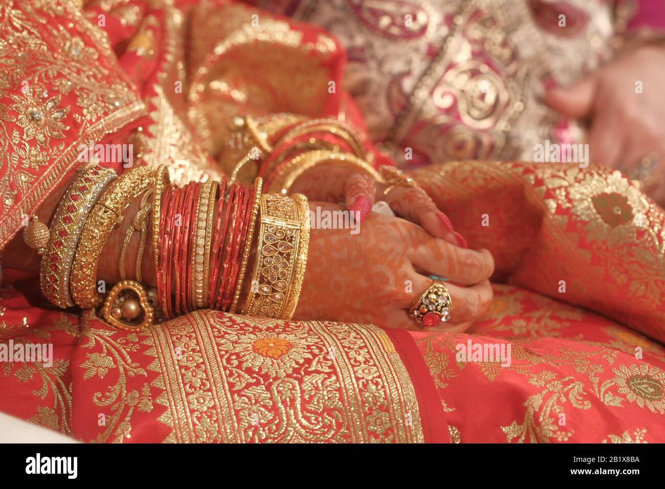 Nahaufnahme der indischen Brauthand mit Schmuck Stockfoto